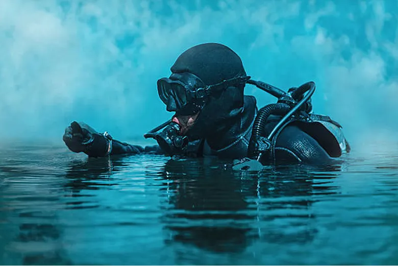 We design and manufacture wireless underwater navigation and communication devices