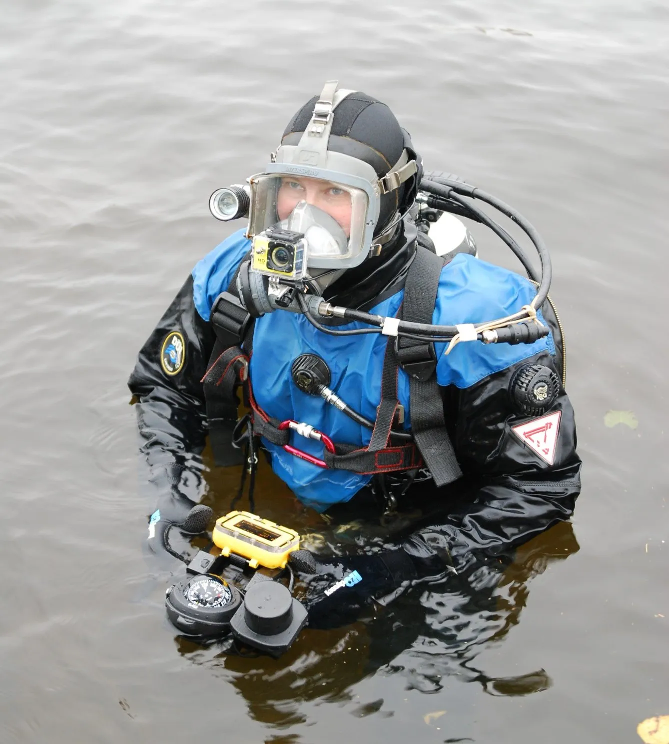 Водолаз в полнолицевой маске с подводным навигатором